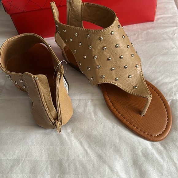 Beige Sandals 7 - Picture 2 of 4